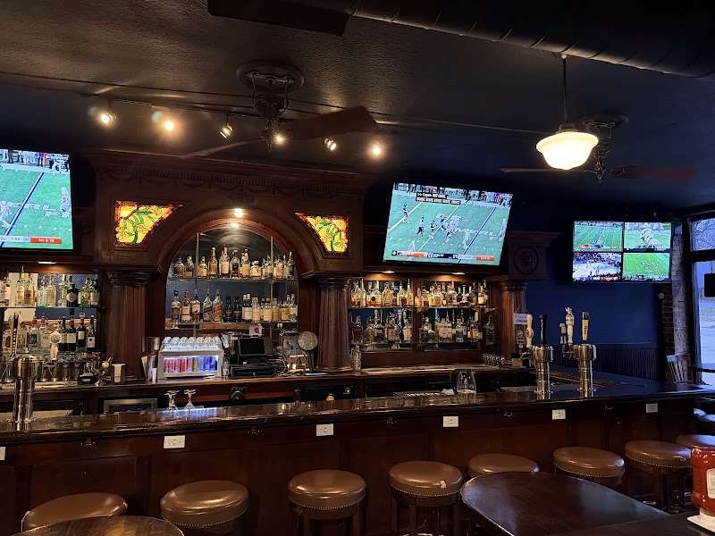 Mae's Tavern